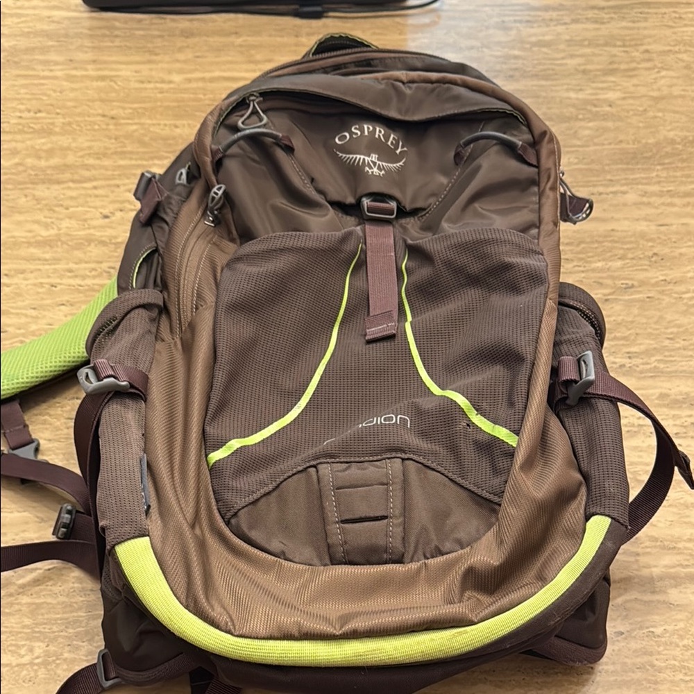Osprey Pandion Men's 28L Backpack in Brown and Neon Green